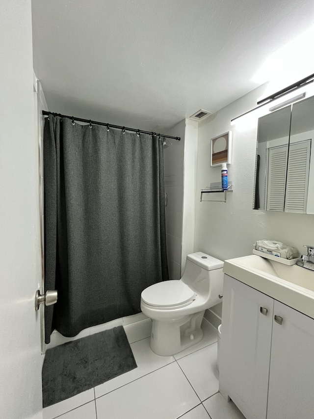 full bathroom featuring a shower with shower curtain, visible vents, toilet, and tile patterned flooring