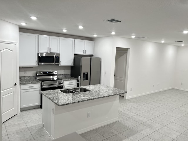 kitchen featuring visible vents, stainless steel appliances, a sink, and recessed lighting