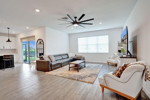 living area with baseboards, visible vents, light wood finished floors, recessed lighting, and ceiling fan