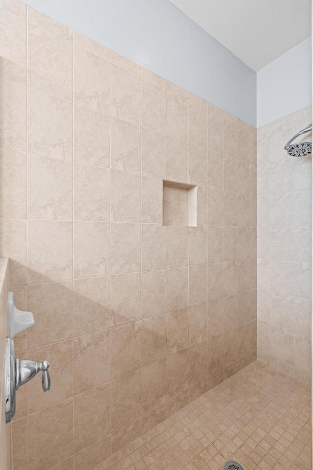 full bathroom featuring a tile shower