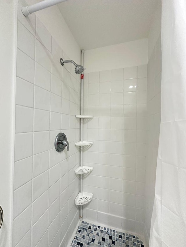 full bath with tiled shower