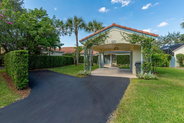 view of front of home featuring stucco siding, a front lawn, and a tile roof