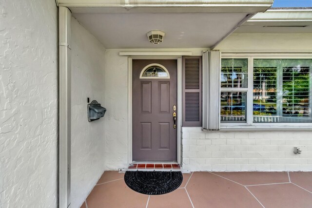 view of exterior entry with stucco siding