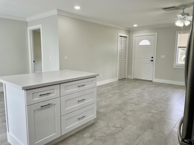 foyer featuring recessed lighting, visible vents, baseboards, and crown molding