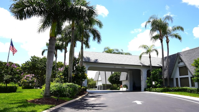 view of front of home featuring a front lawn