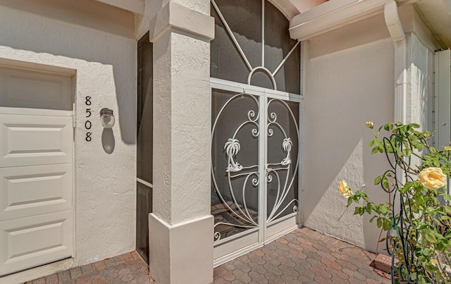 view of exterior entry featuring stucco siding