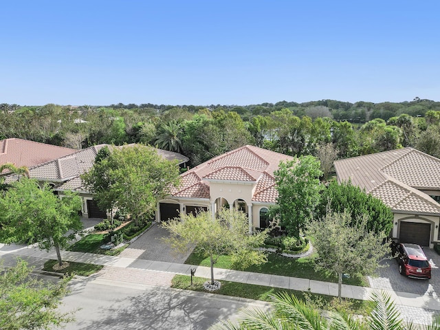 bird's eye view with a wooded view