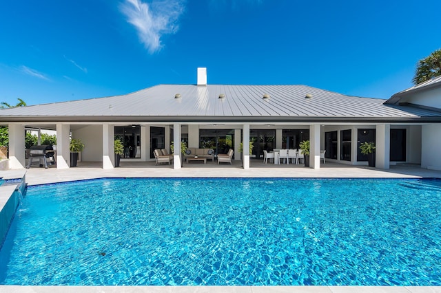 pool featuring an outdoor hangout area, a ceiling fan, and a patio area