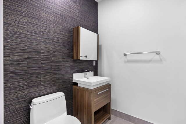 exercise room featuring visible vents, wood finished floors, baseboards, and ceiling fan