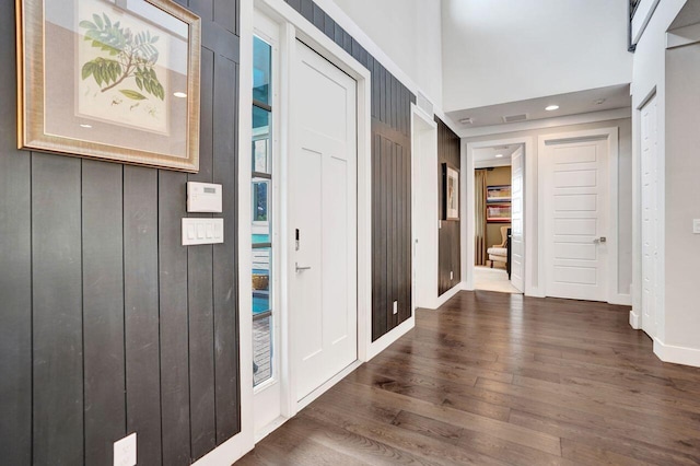 entryway featuring recessed lighting, baseboards, and dark wood-style flooring