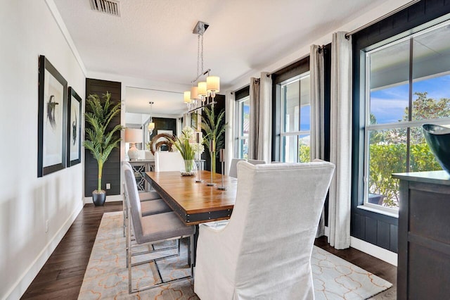 dining room with visible vents, baseboards, dark wood-style floors, a notable chandelier, and a textured ceiling