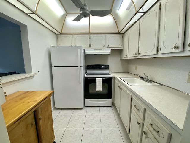 kitchen with range with electric cooktop, ceiling fan, under cabinet range hood, freestanding refrigerator, and a sink