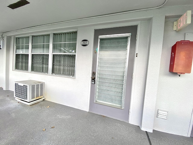 view of exterior entry with stucco siding