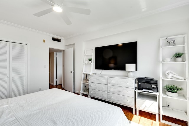 bedroom featuring ornamental molding, a closet, visible vents, and ceiling fan