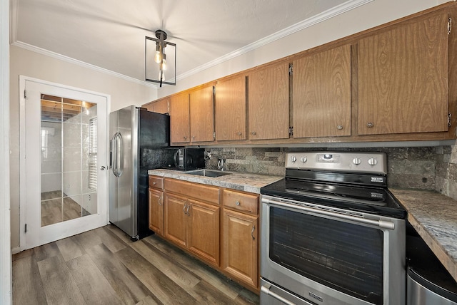 kitchen featuring dark wood-type flooring, a sink, backsplash, stainless steel appliances, and crown molding