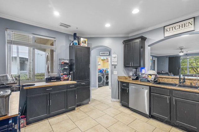 kitchen featuring arched walkways, visible vents, a sink, independent washer and dryer, and dishwasher