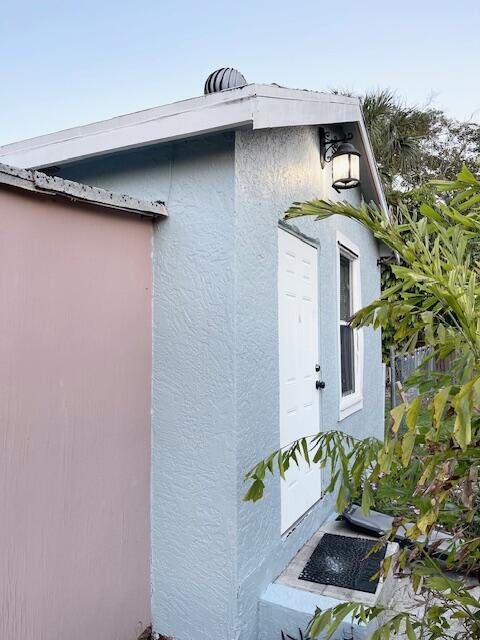 1831 Juno Rd Unit 123, North Palm Beach, FL 33408 - view of side of home with stucco siding