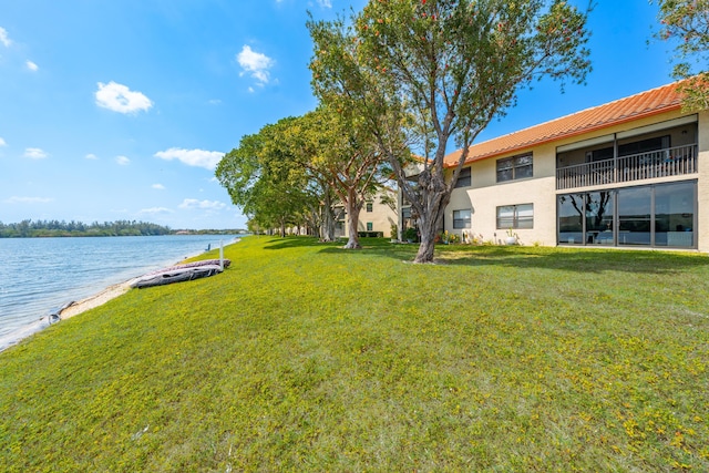 view of yard featuring a water view