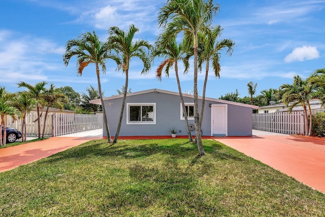 view of front of home featuring a front yard, fence, and stucco siding