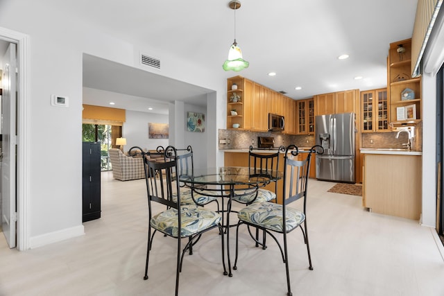 dining room with visible vents, recessed lighting, light wood-style flooring, and baseboards