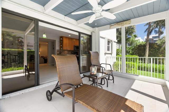 sunroom / solarium featuring a ceiling fan