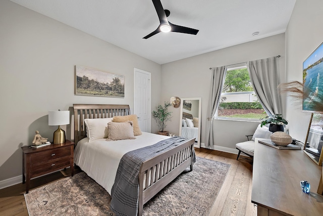 bedroom with hardwood / wood-style flooring, baseboards, and ceiling fan