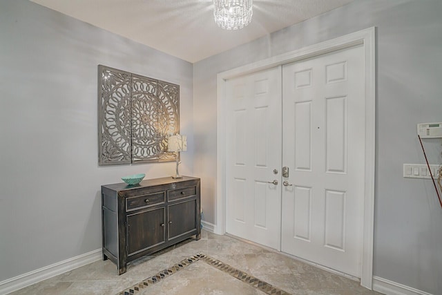 foyer entrance featuring baseboards