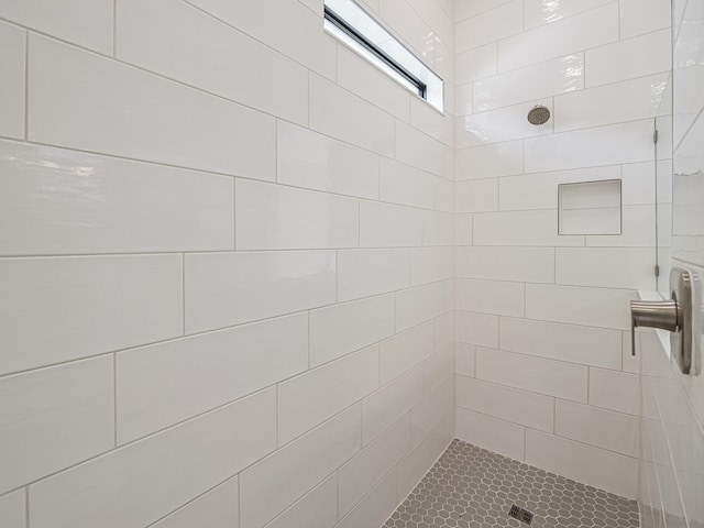 bathroom featuring tiled shower