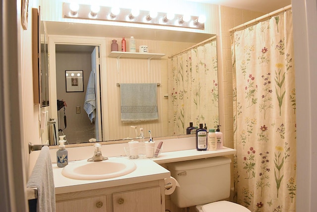 full bathroom with vanity, toilet, and a shower with curtain