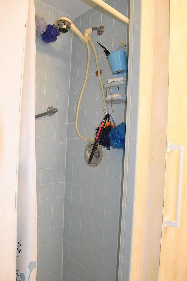 bathroom featuring a tile shower