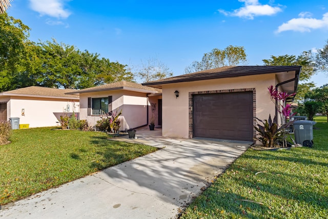 view of front facade featuring stucco siding, a front lawn, a garage, and driveway