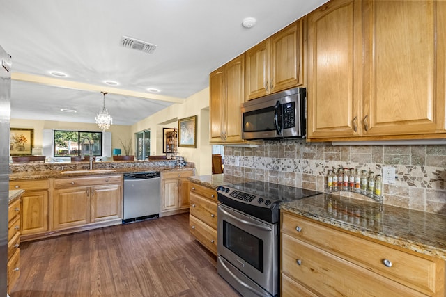 kitchen with visible vents, backsplash, a sink, appliances with stainless steel finishes, and dark wood-style flooring