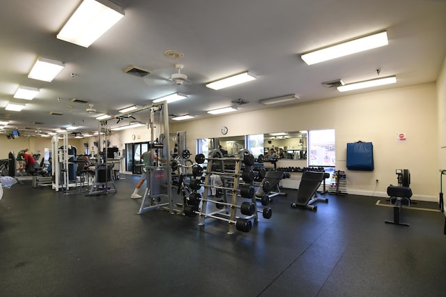 exercise room featuring visible vents, baseboards, and ceiling fan