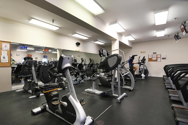 workout area with baseboards