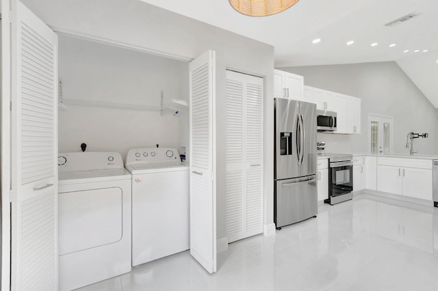 laundry room featuring visible vents, independent washer and dryer, a sink, recessed lighting, and laundry area