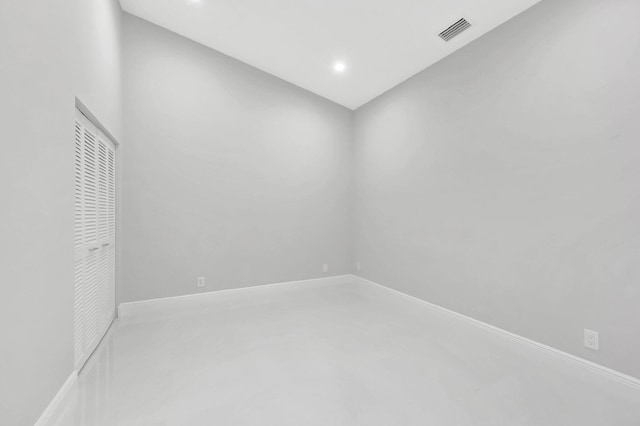 empty room featuring visible vents, recessed lighting, and baseboards