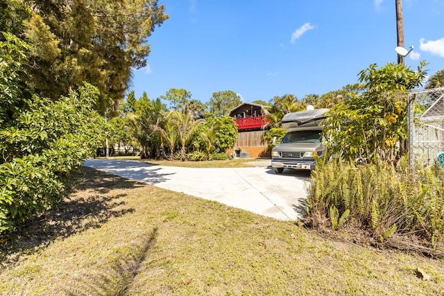 view of yard featuring concrete driveway