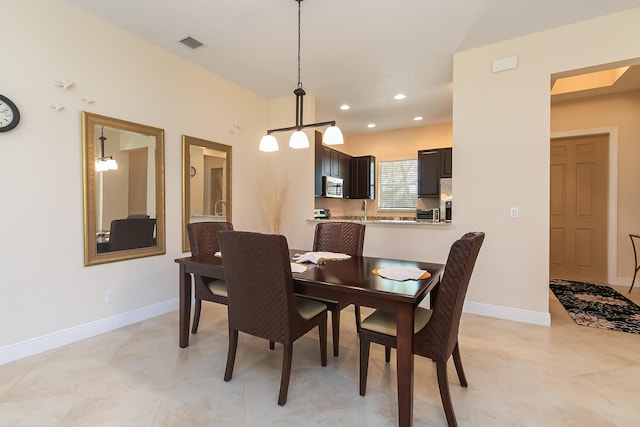 dining space with visible vents, recessed lighting, and baseboards