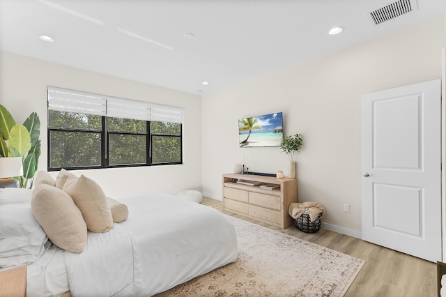 bedroom with light wood-style flooring, recessed lighting, visible vents, and baseboards