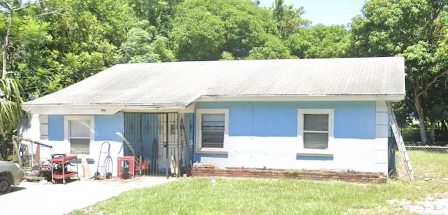 view of front of home featuring a front yard and fence