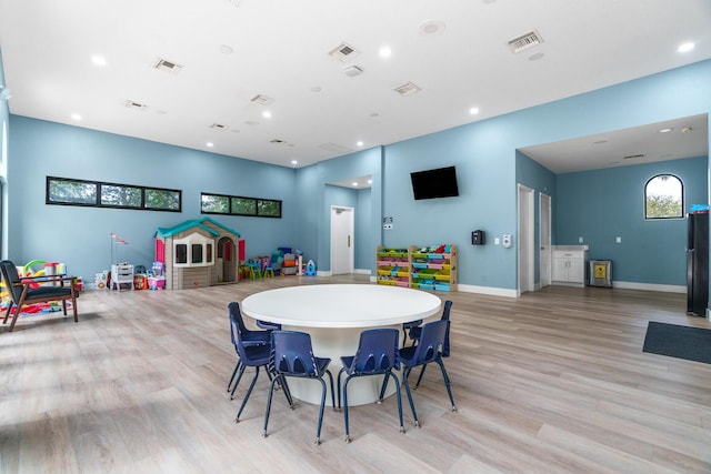 rec room featuring visible vents, recessed lighting, baseboards, and light wood-style floors