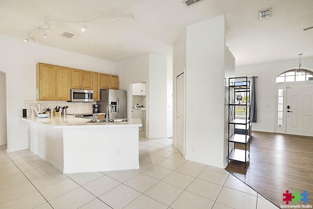 kitchen with visible vents, tasteful backsplash, appliances with stainless steel finishes, and a sink