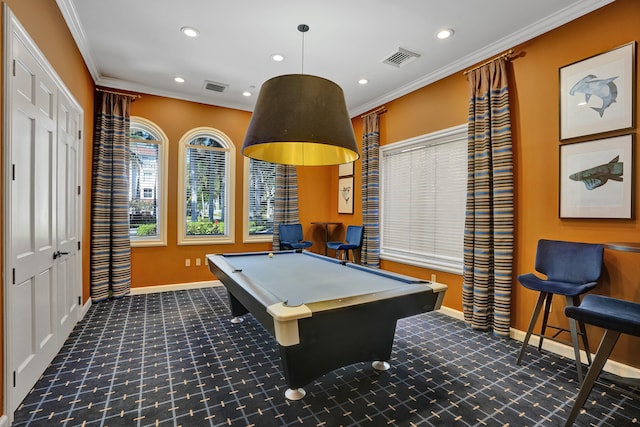 recreation room with visible vents, baseboards, ornamental molding, and carpet flooring