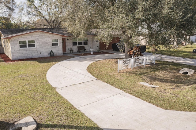 view of front facade with driveway and a front yard