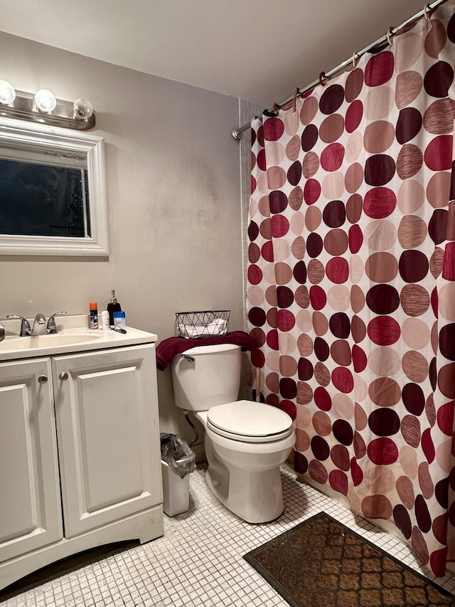 full bathroom featuring tile patterned floors, toilet, vanity, and a shower with curtain