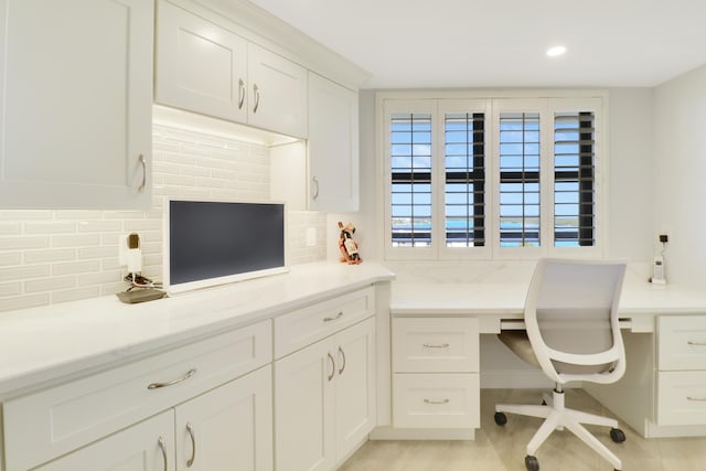 office area featuring recessed lighting and built in desk