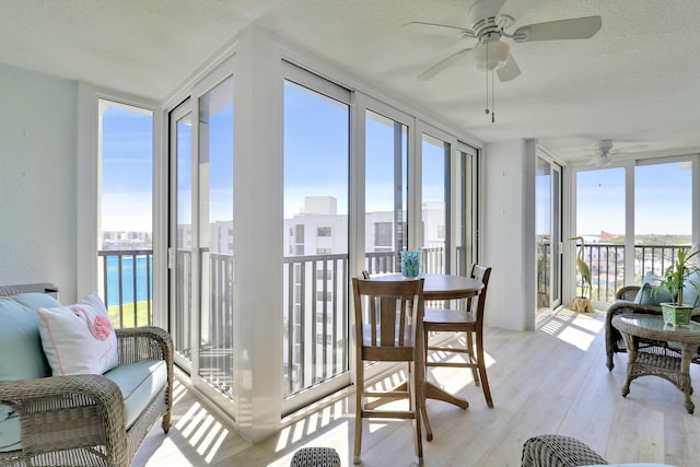 sunroom with ceiling fan