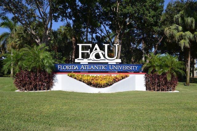 community sign featuring a yard