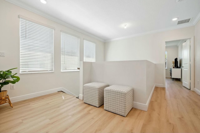 living area with visible vents, wood finished floors, recessed lighting, crown molding, and baseboards