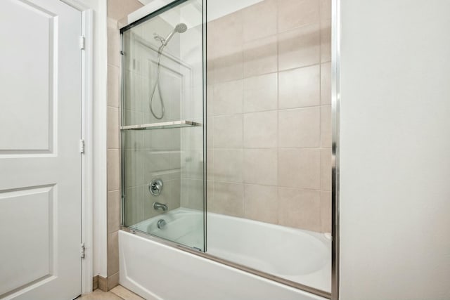 bathroom with enclosed tub / shower combo